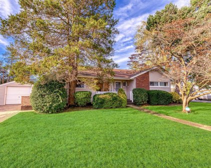 1523 Rose Lane, East Meadow