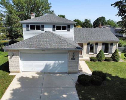 6900 Waterfall Place, Downers Grove