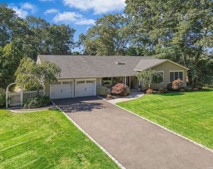 6 Canterbury Drive, Hauppauge