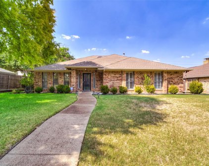 802 Meadowglen  Circle, Coppell