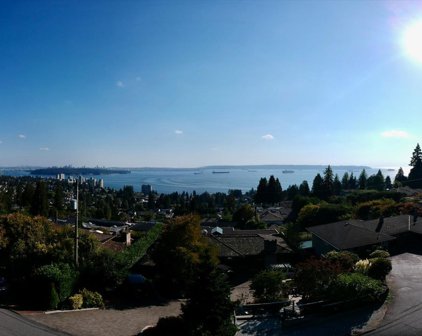 2545 Queens Avenue, West Vancouver