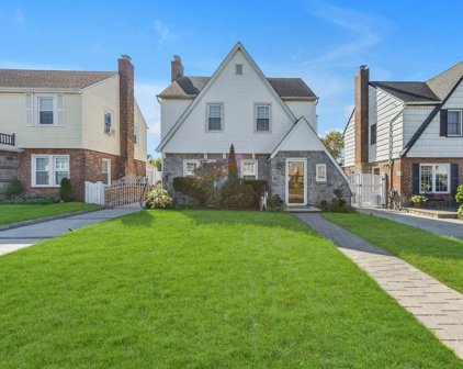 166-24 24th Avenue, Whitestone