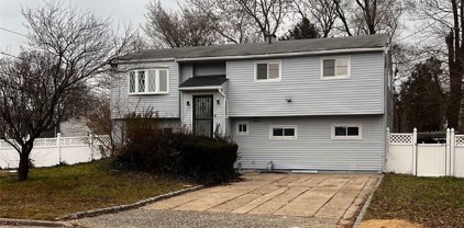 1539 Illinois Avenue, Bay Shore