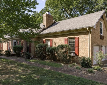 207 Connie Dr, Hendersonville
