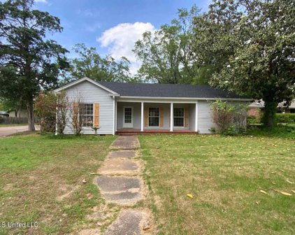 370 W Chulahoma Avenue, Holly Springs