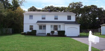 126 Blue Point Road W, Holtsville