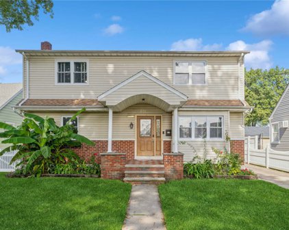 211 Brooklyn Avenue, New Hyde Park