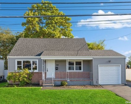 268 Heathcote Road, Lindenhurst