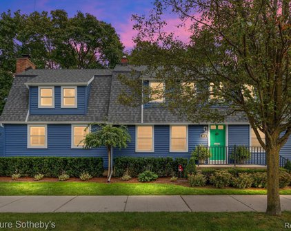 394 KERCHEVAL, Grosse Pointe Farms