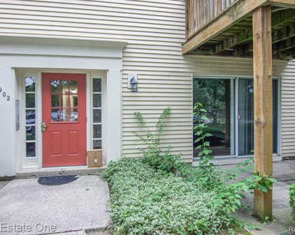 902 CHESTNUT HILL DR Unit APT B, Auburn Hills