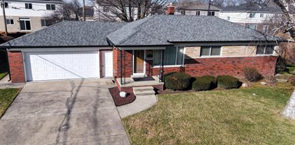 33121 Defour, Sterling Heights