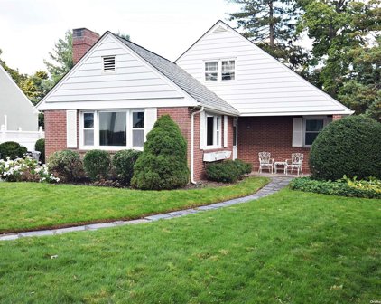 35 Hemlock Lane, Bay Shore