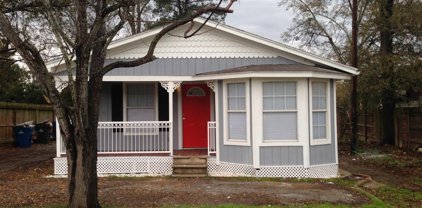 210 and 210 1/2 Pine Street, Conroe