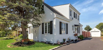 59 Harbor Avenue, Islip
