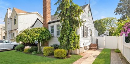 906 N 6th Street, New Hyde Park