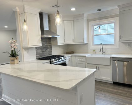 8 Wojtyla Court, Toms River