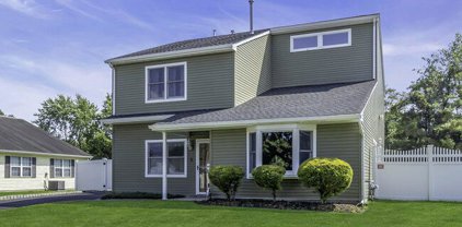 17 Colonial Drive, Tinton Falls