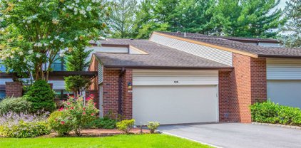 105 Crows Nest Unit #105, Manhasset