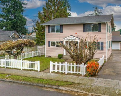 715 6TH Avenue NW, Puyallup