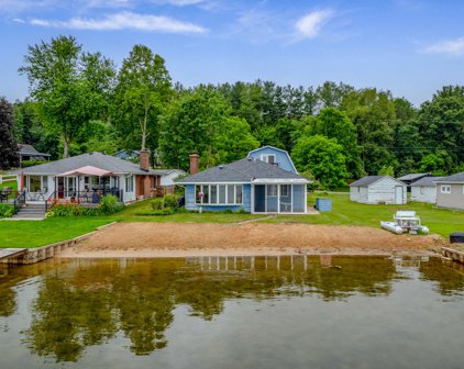11361 S Oak Drive, Delton