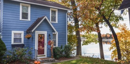 84 Lakeside Dr, Shrewsbury