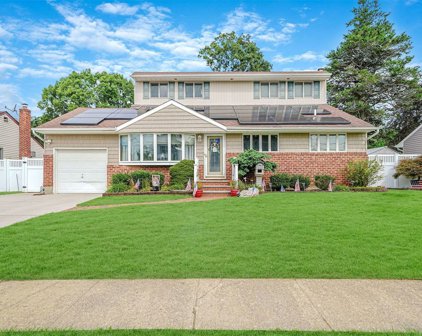 6 Barbara Circle, Massapequa