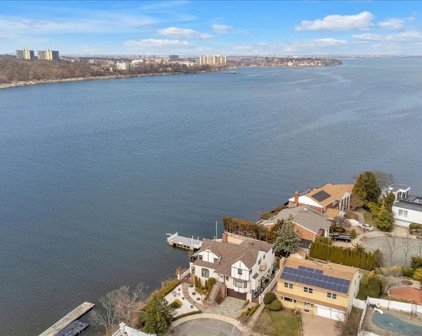 231-19 Bay Avenue, Douglaston