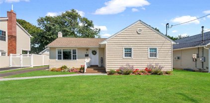 9 Beachwood Drive, Babylon