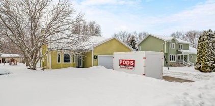 888 Windrow Drive, Little Canada