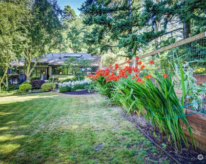 10090 NE Shore Drive, Indianola