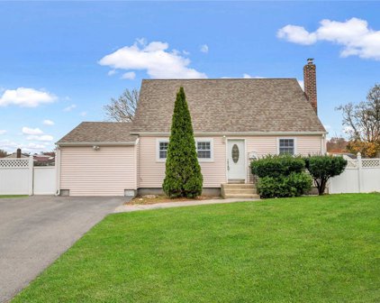 4 Beech Place, Bay Shore