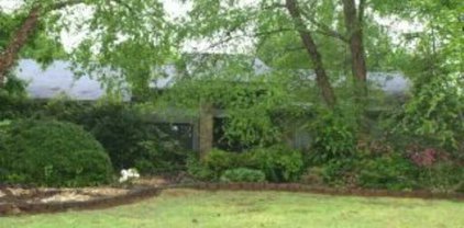 135 Bridle Trail Court, Roswell