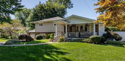 5 Geneva Place, Greenlawn