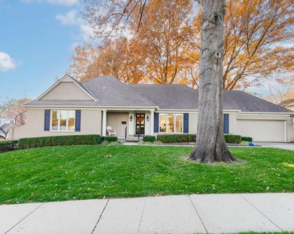 10221 Oakridge Circle, Overland Park