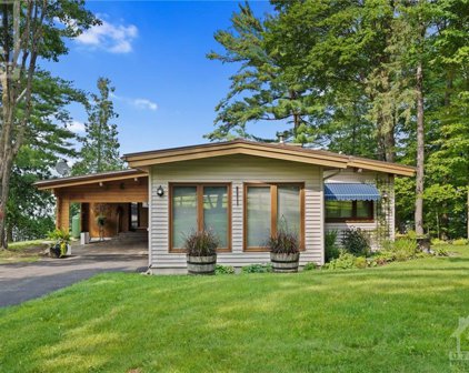 2890 BARLOW Crescent, Dunrobin