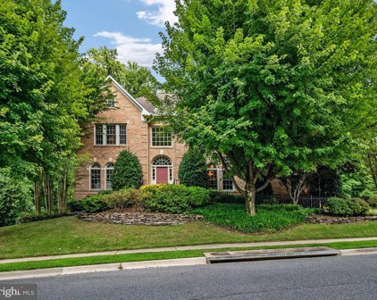 90 Colony Xing, Edgewater