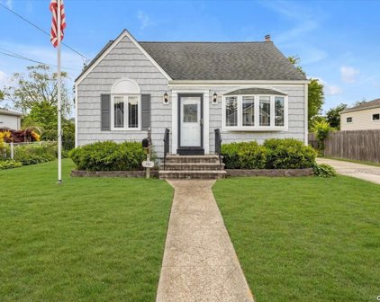 111 Kramer Drive, Lindenhurst