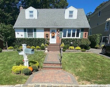 158 Sampson Avenue, Albertson