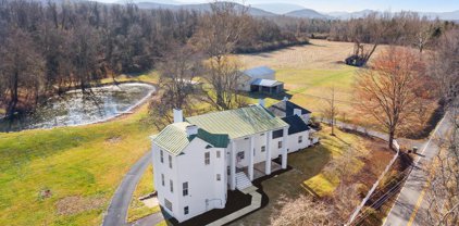 128 S Oak Ln, Waynesboro