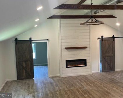 913 Middle Rd, Middle River