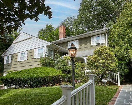 43 Essex Road, Great Neck