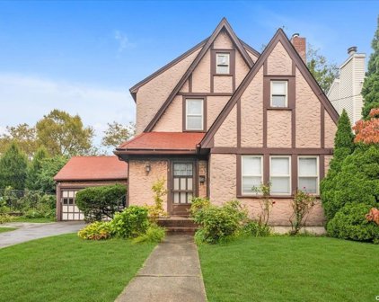 61 Oakland Avenue, Port Washington