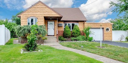 21 Robert Avenue, Massapequa