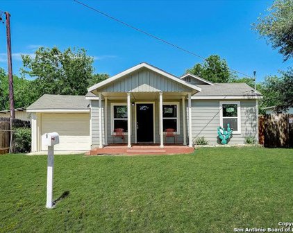 1310 S 4th St, Floresville