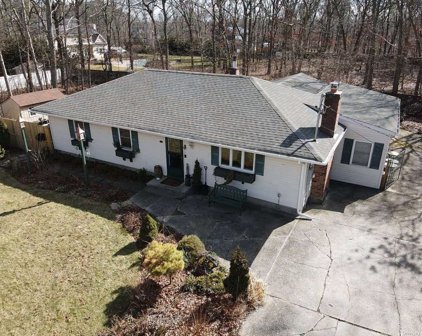 132 Head Of The Neck Road, Manorville