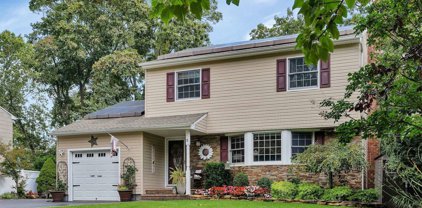 5 Greenwich Road, Smithtown