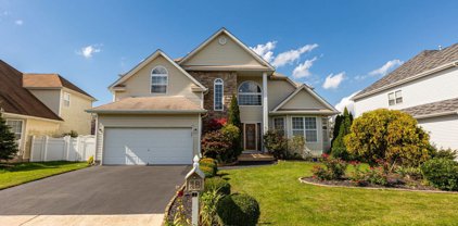 18 Peachtree, Holtsville