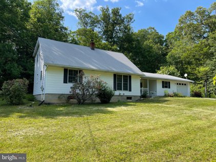 211 Crestview Ln, Berkeley Springs