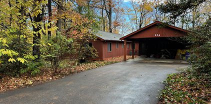 504 Lake Dr, Lusby