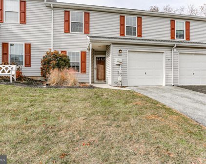 1083 Wooded Pond Dr, Harrisburg